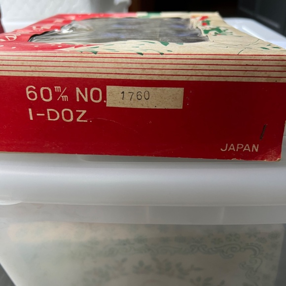 12 Vintage Ornaments in Original Box - Picture 10 of 10